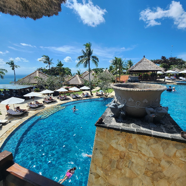 2층 구조의 수영장 2층에서 아래를 찍은 모습. 썬 베드와 펼쳐져있다.