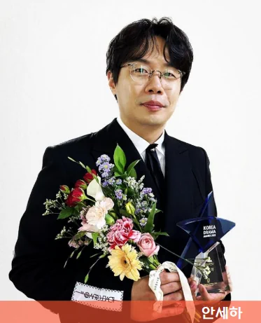 배우 안세하가 상을 받고 찍은 사진