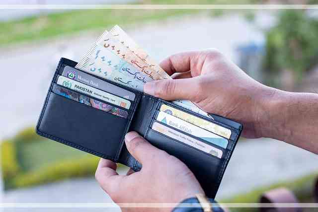 지갑에서 현금꺼내는 모습