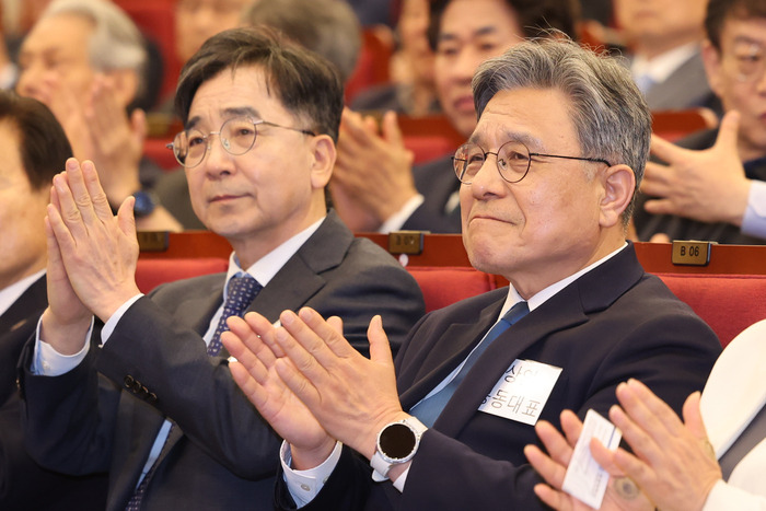 16일 서울 여의도 국회도서관 대강당에서 열린 더불어민주당 이재명 전 대표의 싱크탱크 '성장과 통합' 출범식에서 유종일(왼쪽)·허민 상임 공동대표가 박수치고 있다. 연합뉴스