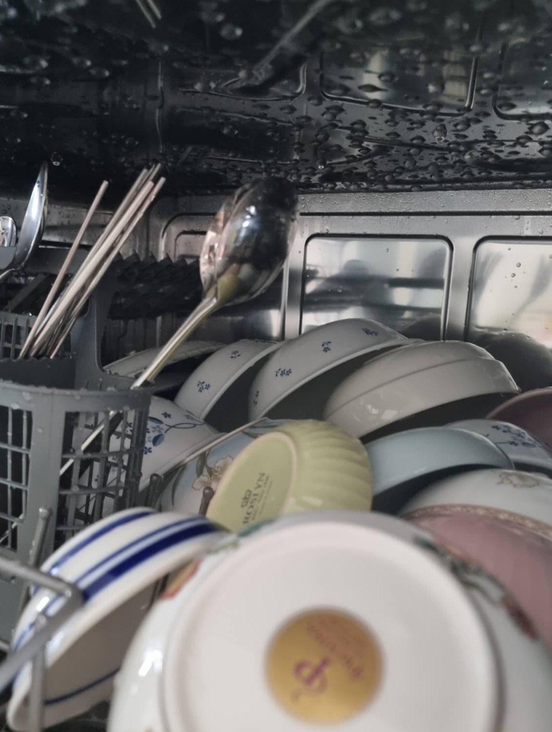 식기세척기 사용 완료한 내부