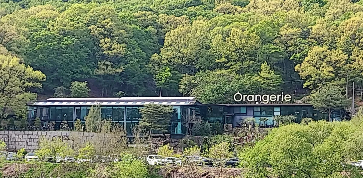 푸른숲에-둘러싸여있는-양주오랑주리카페-외관모습