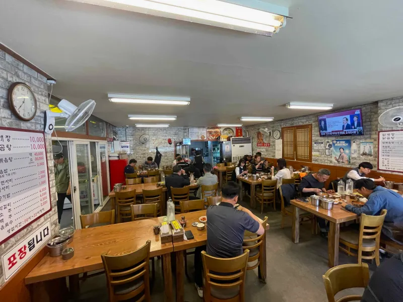 매장 내부 모습 테이블에 사람들이 앉아있는 모습