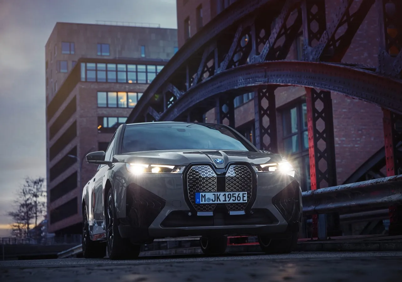 BMW IX M60 차량 이미지