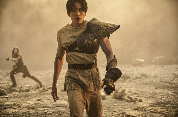 영화-세인트-세이야-더 비기닝-Knights of the Zodiac-아라타-마켄유-스틸컷