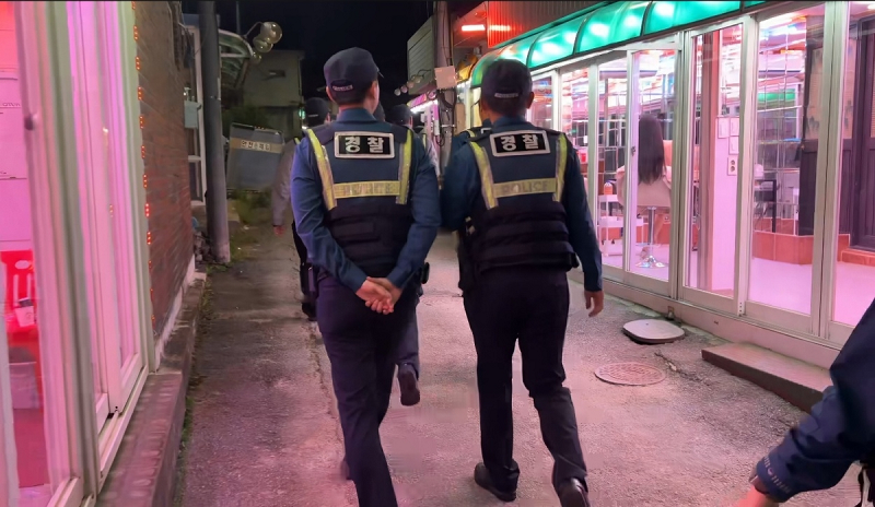 유흥업소 거리를 순찰 중인 경찰