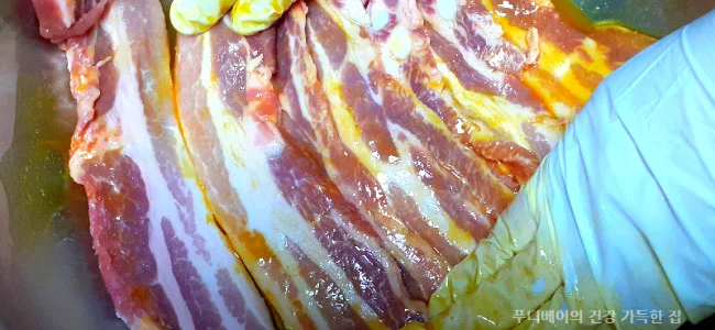 삼겹살을-앞뒤로-뒤적여-가며-골고루-마리네이드-하고-있음