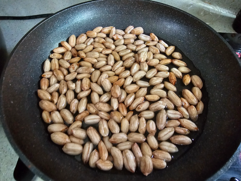 물을 반 정도 넣고 간장을 2스푼 추가한 모습