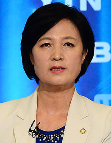더불어민주당 추미애 최고위원이 탈당파 의원들을 향해 코미디라며 직격탄을 날렸다