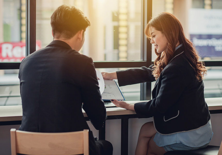 퇴직연금 중도인출 상담을 받는 직장인의 모습