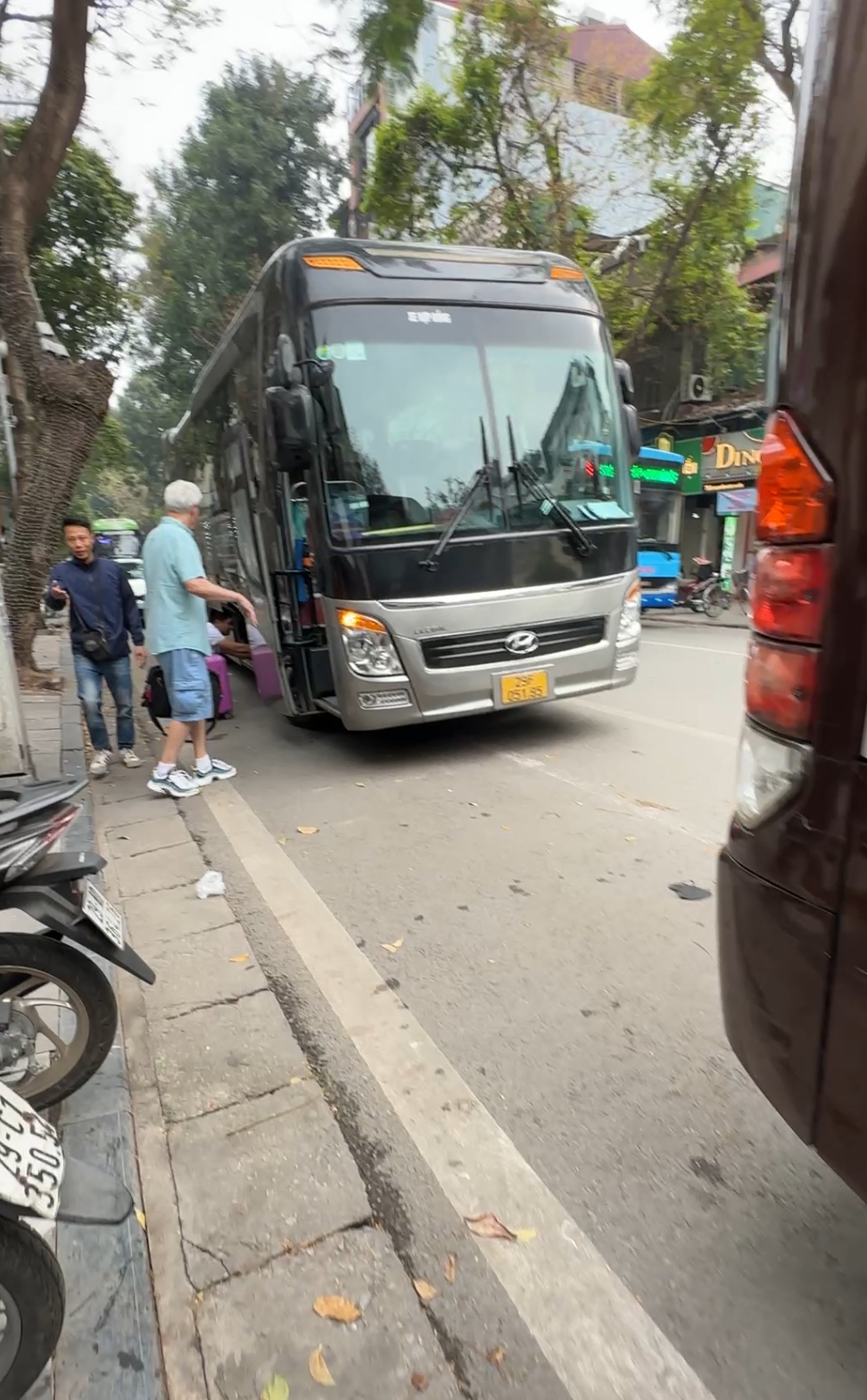 하노이 시내에서 픽업 대기하는 대형 버스