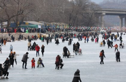 안동 암산얼음축제, 썰매, 빙어낚시, 송어잡기, 자연 그대로의 아름다움을 간직한 안동 암산에서 개최되었습니다.