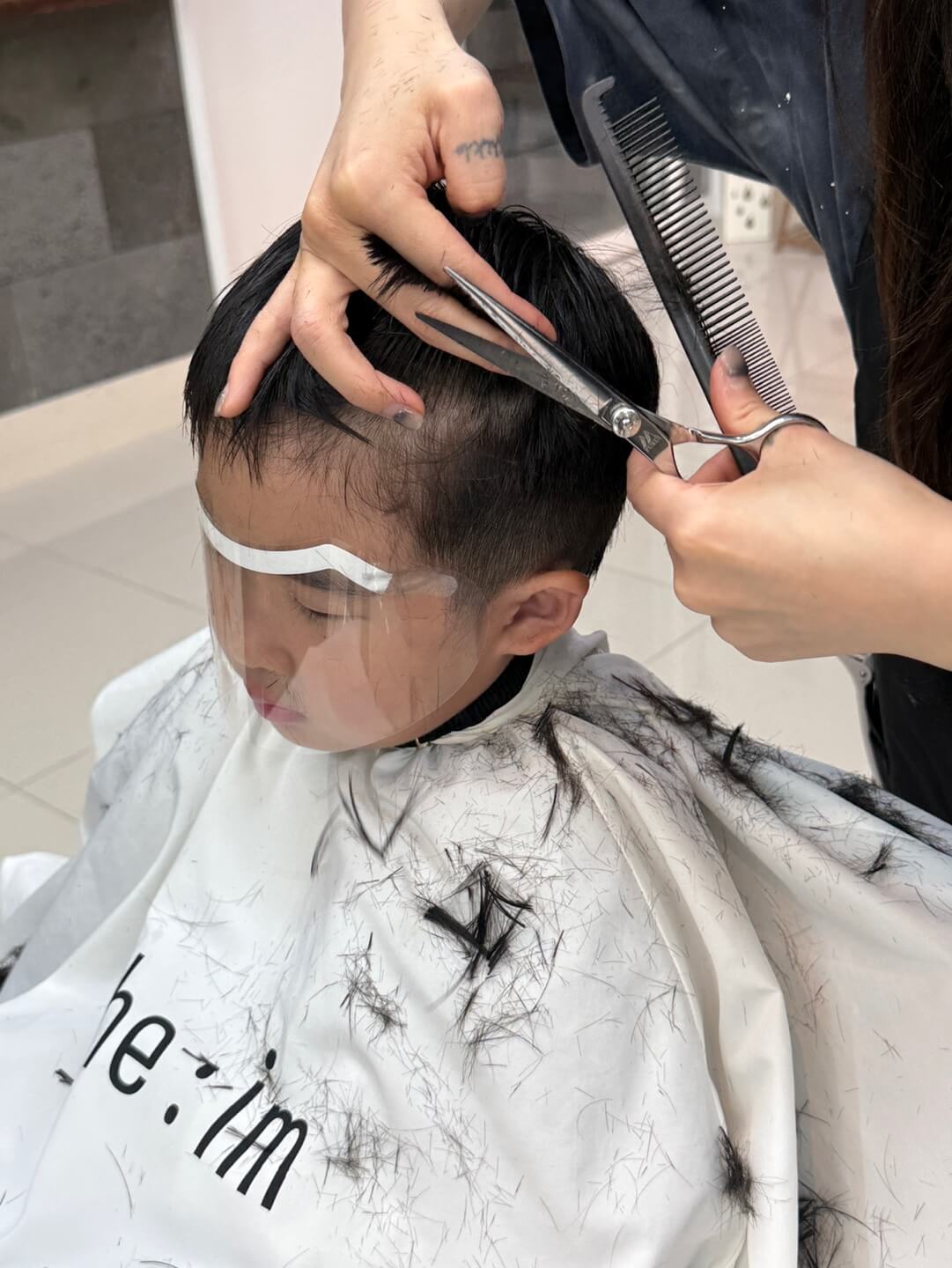 아이 머리 자르는 모습 바리깡과 가위 커트 여수동 쉼헤어 후기