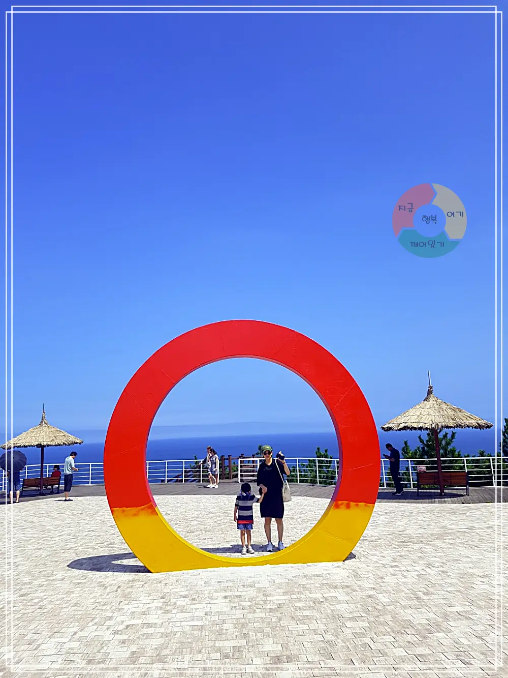 썬크루즈호텔_썬크루즈호텔야외-바다-둥근조각-빨간색-노란색
