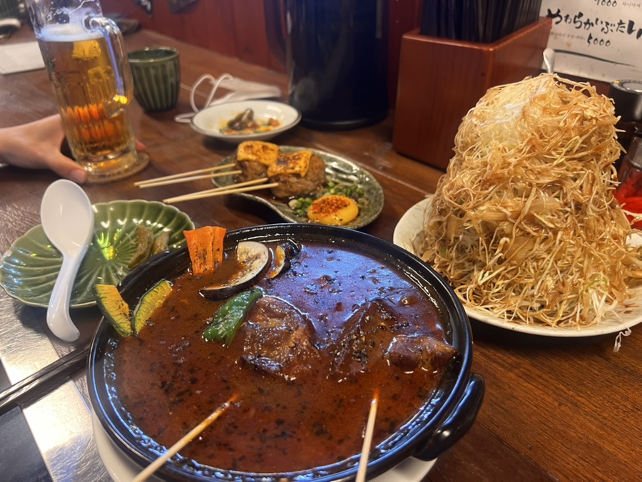 따뜻한 카레 국물 위에 재료들이 올려진 스프카레 메뉴 사진