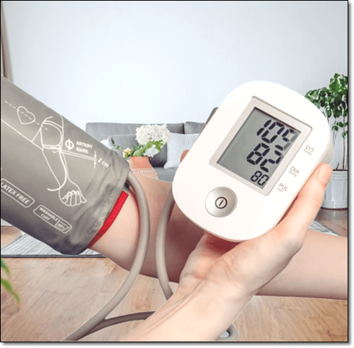 혈압 측정하는 여성