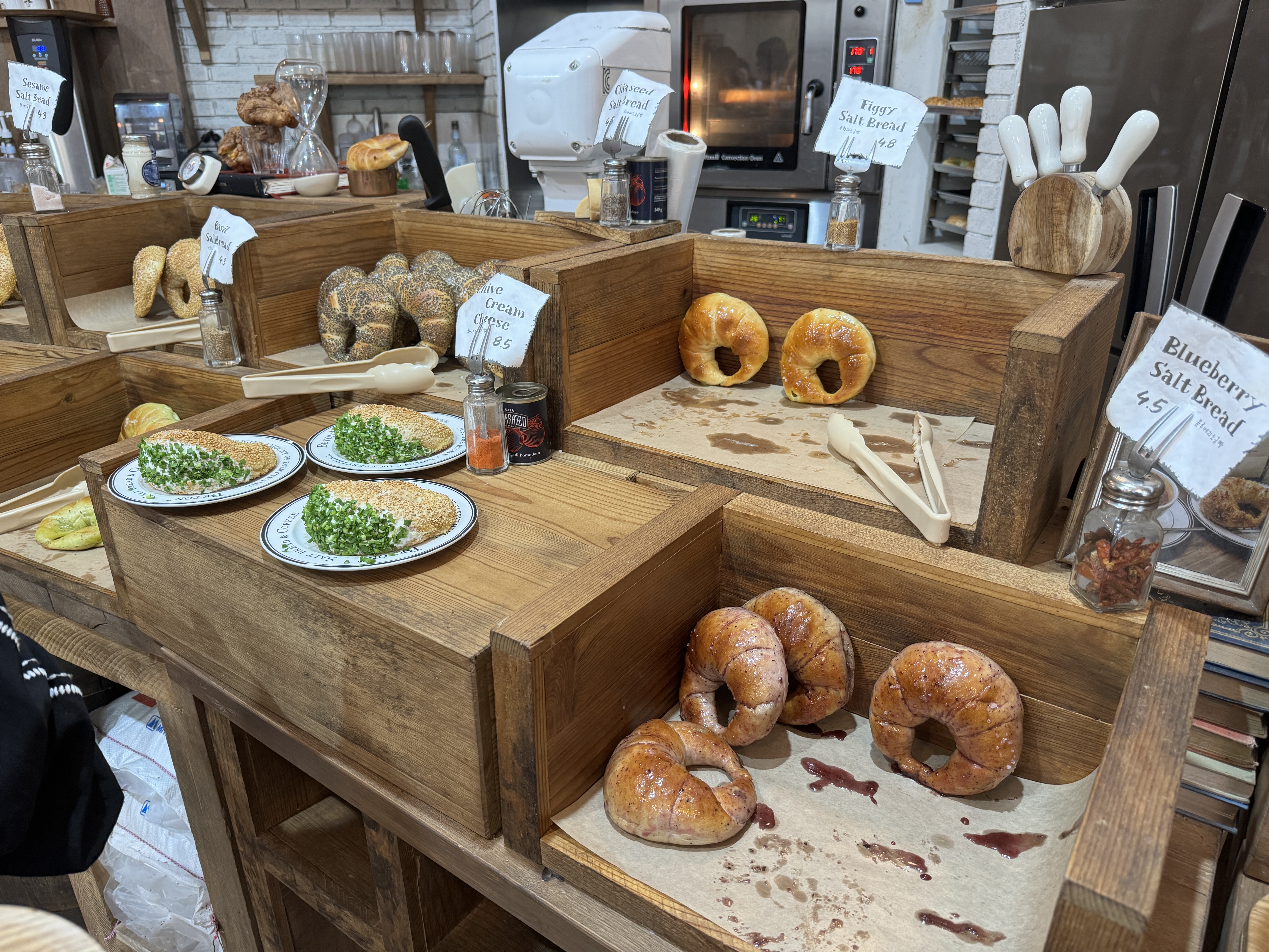 성수-빵집-베통-빵진열대-시작