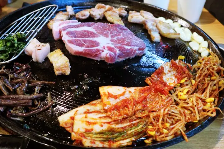 서초 반포 식당 묵은지 관자 돼지 삼합 솥뚜껑에 구운 흑돼지 맛있으면 0칼로리 맛집 추천