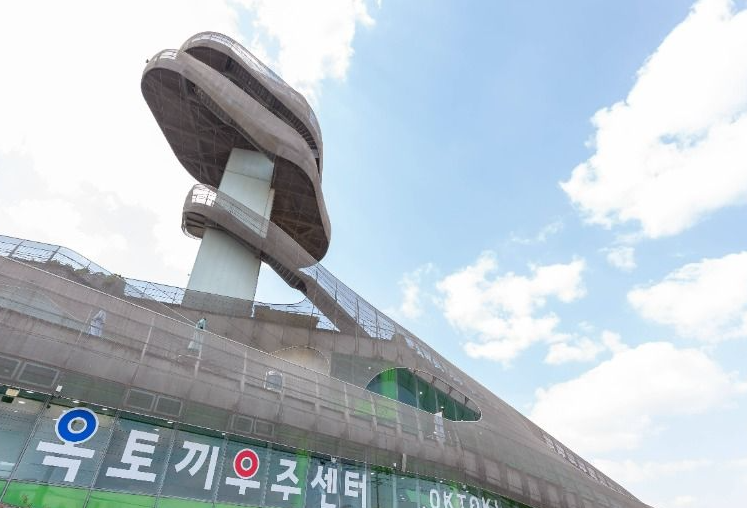 우주공항과 공룡 몸통 콘셉트의 나선형 건축물