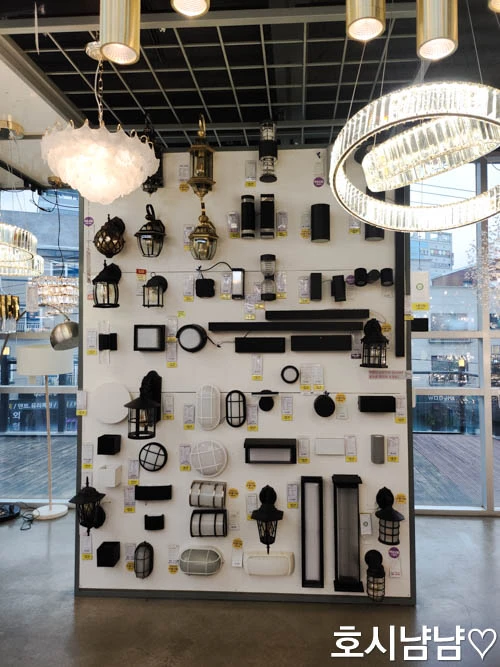 하남 프로라이팅 쇼룸에 전시된 블랙 디자인 벽등과 외부 조명 제품들