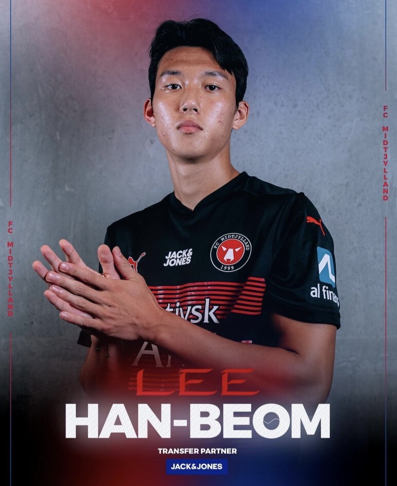 오피셜 미트윌란 입단 사진