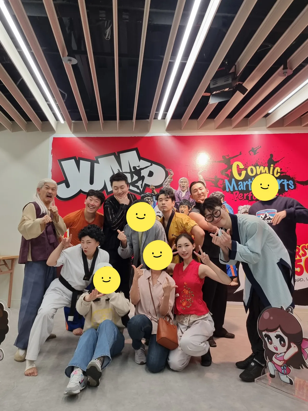 공연-포스터앞-배우-관객-포즈취함