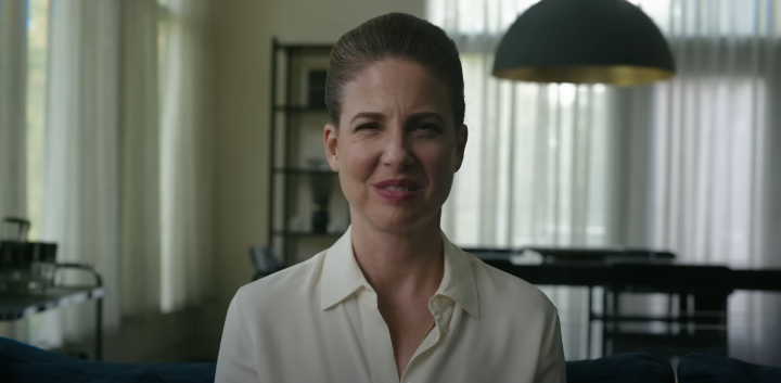 영화스마일_정면을향해웃음을보이는한여성