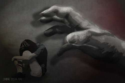 집으로 들어가던 여학생을 따라가 강간하고 부모를 협박해 돈까지 뜯은 30대가 징역 12년을 선고받았다. 본 기사와 무관한 이미지. [사진=뉴시스]