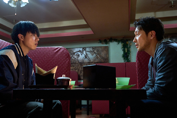 배우 김동휘와 손석구가 영화 &#39;댓글부대&#39;(감독 안국진)에서 열연하고 있다. [사진=㈜에이스메이커무비웍스]