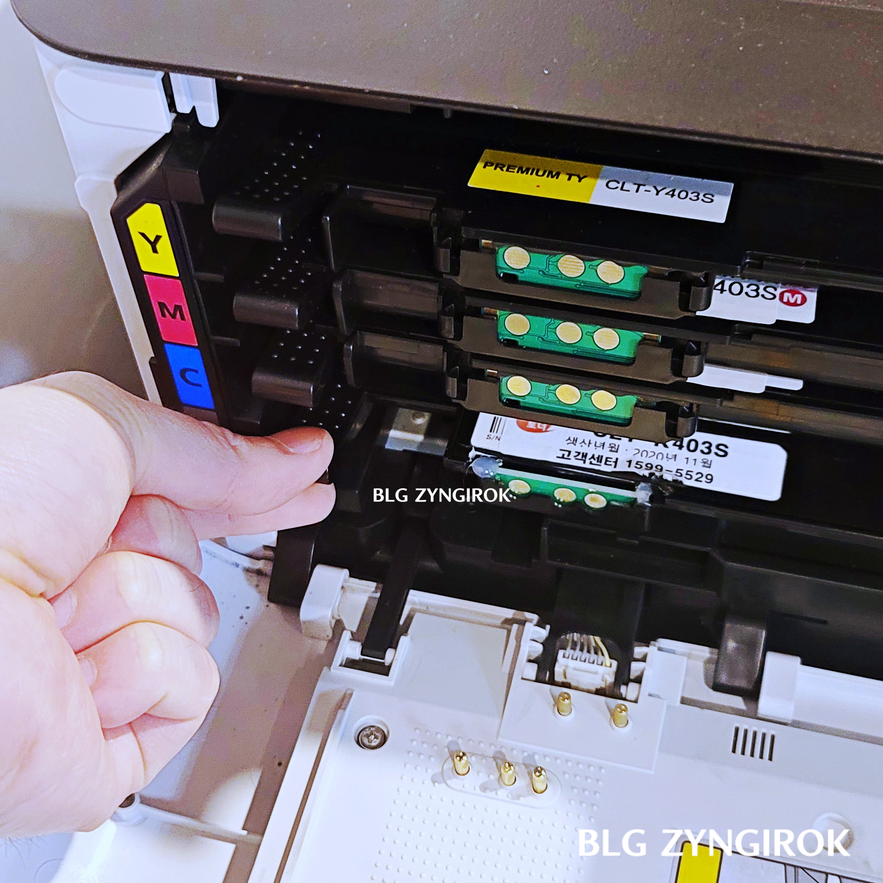 토너 손잡이 왼쪽을 잡고 있다.