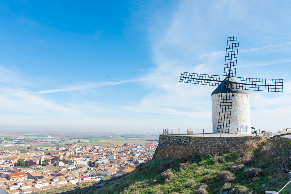 친환경 에너지는 탄소 배출이 적거나 전혀 없는 에너지입니다. 이러한 에너지 원은 태양, 바람, 물과 같은 재생 가능한 자원으로부터 생산됩니다. 태양광 발전소, 풍력 발전소, 수력 발전소 등이 이에 해당합니다.