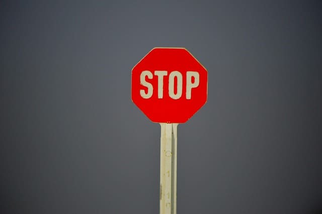 STOP 경고 표지판
