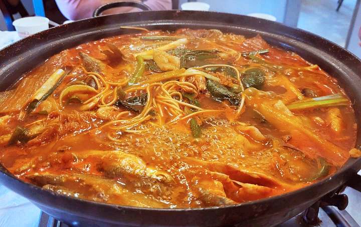 진심 가득 건강 담은 맛 철원 한탄강 주상절리 맛집 추천 생방송투데이 청정지역 상류에서 갓잡은 자연산 잡고기로 끓이는 매운탕 메기매운탕 어탕국수 도리뱅뱅 오늘방송 보고 먹고 즐기고 쓰리고