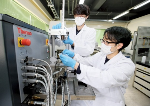 알트태그-연구실에서 실험 실습중인 공대생