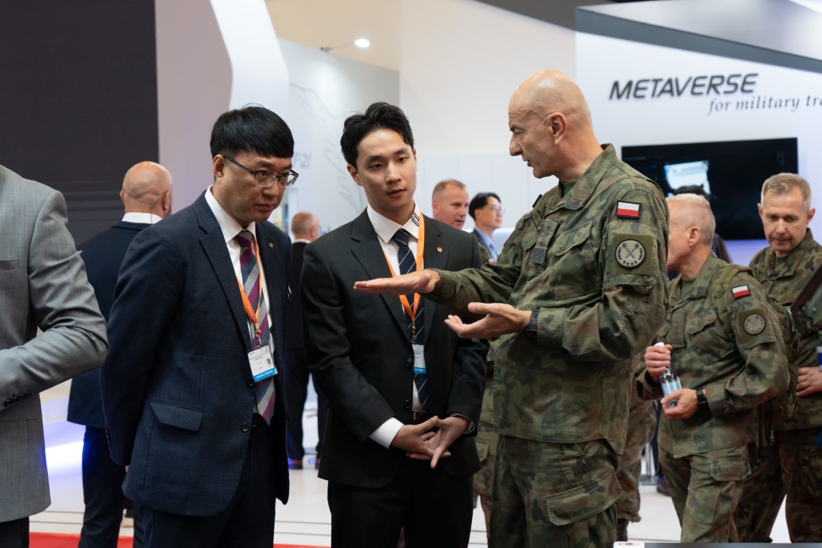 MSPO 2023에서 폴란드 군 관계자의 질의를 받는 한화그룹 관계자