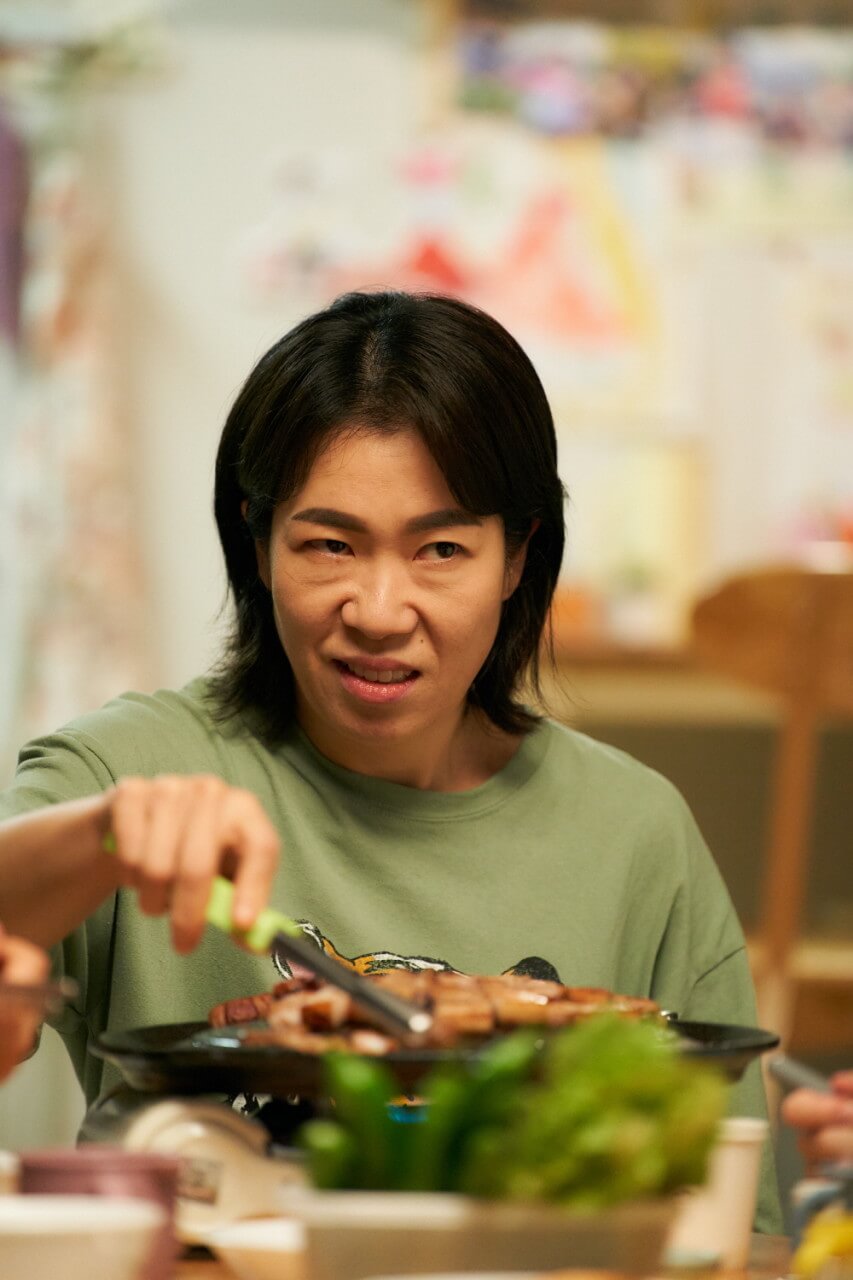 진봉의 아내 역할의 염혜란 배우가 눈썹 문신을 해서 진해진 인상으로 노려보는 모습