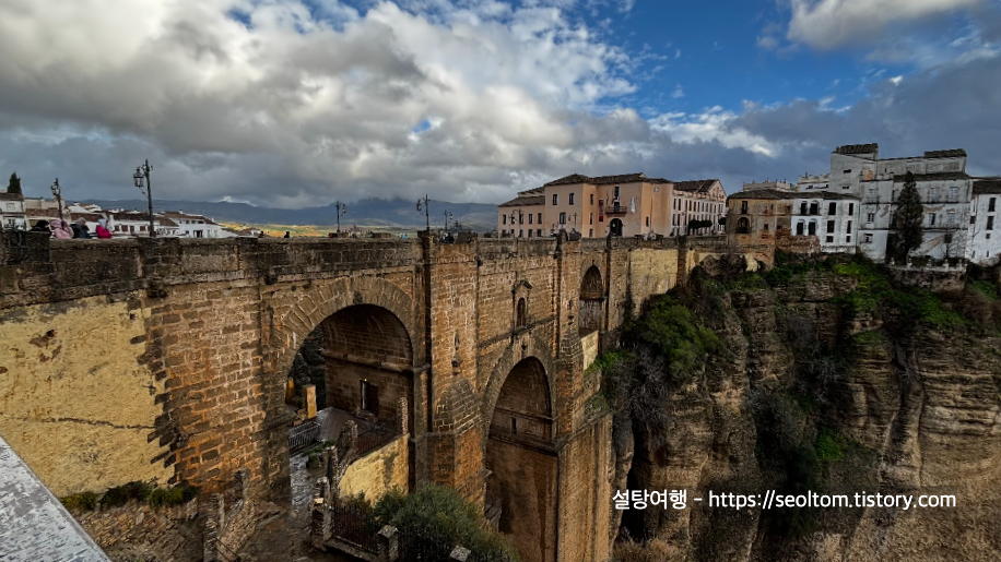 너무나도 멋진 푸엔테 누에보 다리 전경