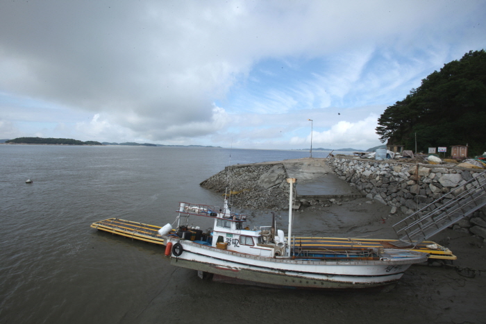 바다 선착장에 배 한척이 있다.