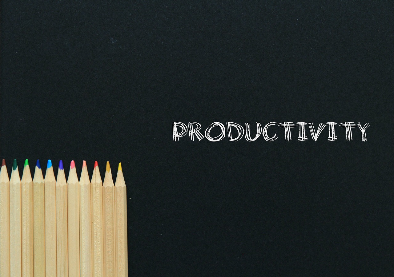 PRODUCTIVITY 글자와 색연필