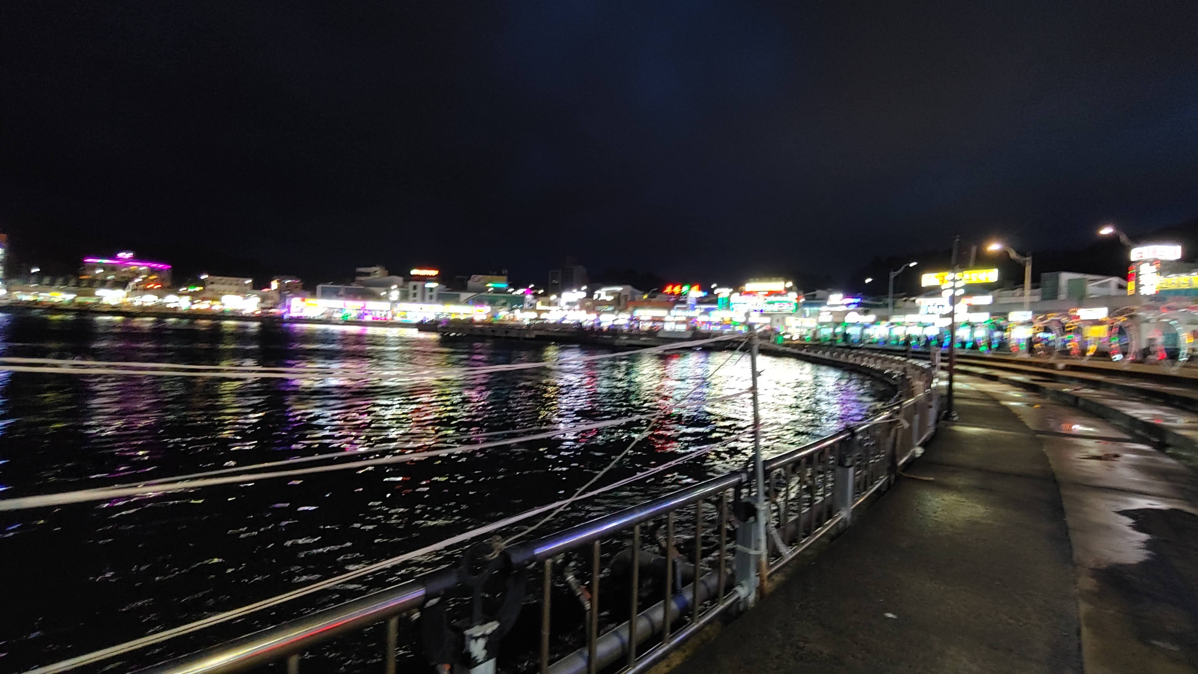 밤의 속초 대포항, 불빛과 산책로