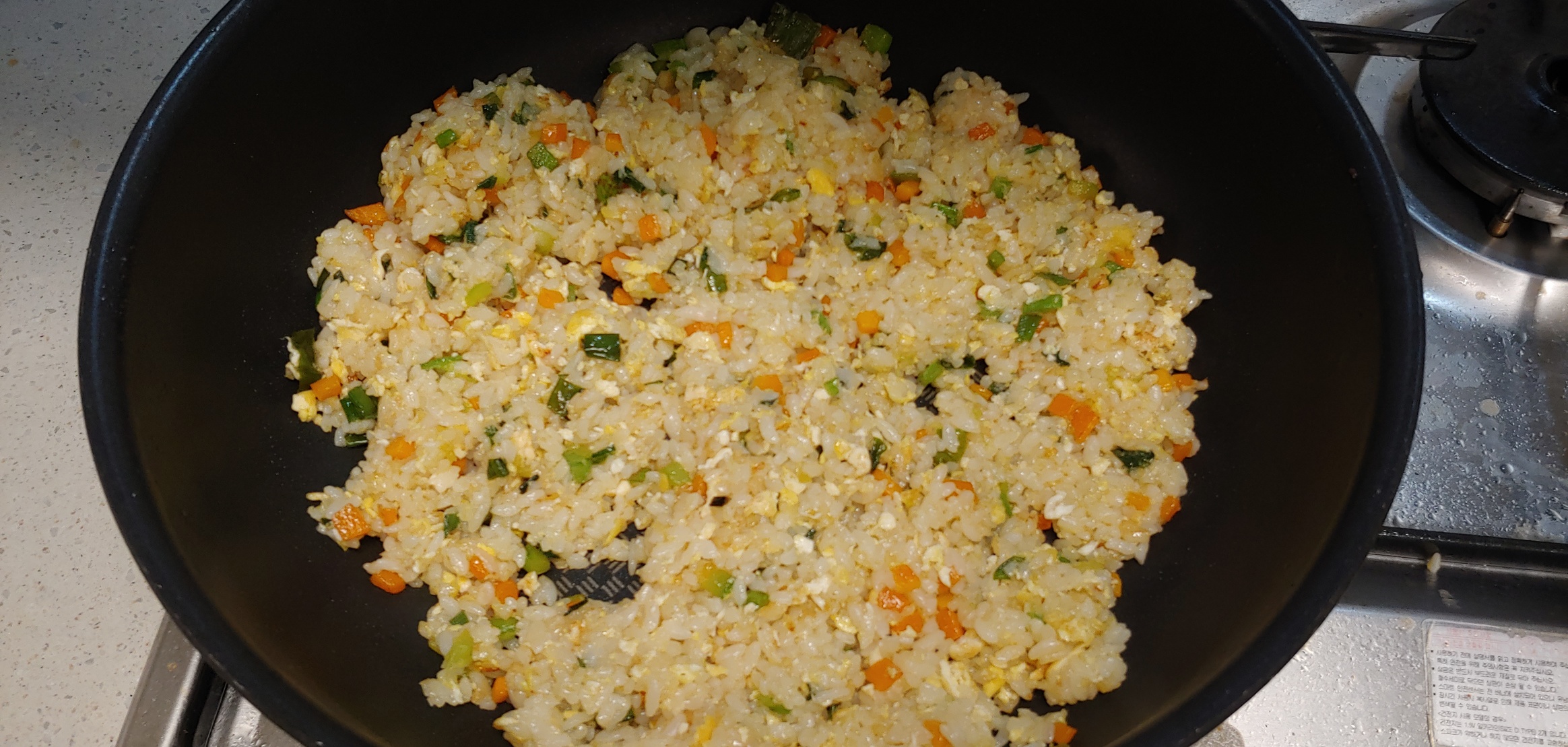 넣을 밥은 미리 실온에 꺼내놔 식혀두면 더욱 맛이 좋습니다.