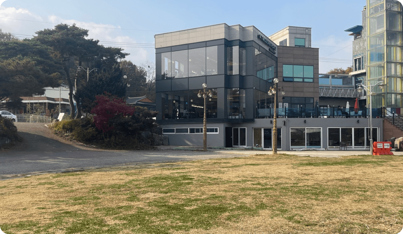 생각보다 카페 주변 공간이 여유롭고 넓습니다.