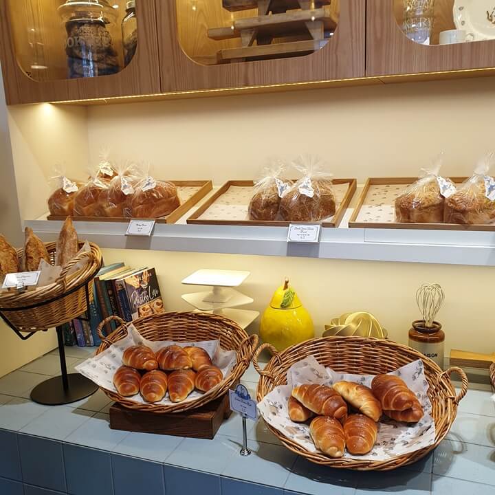 베이커리블레어-1층에는-식빵-종류와-소금빵과-같은-제빵류도-많다