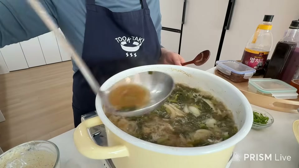 국자로 국물 간을 보는 장면