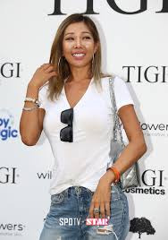 가수제시가-포토존에-서있는-사진