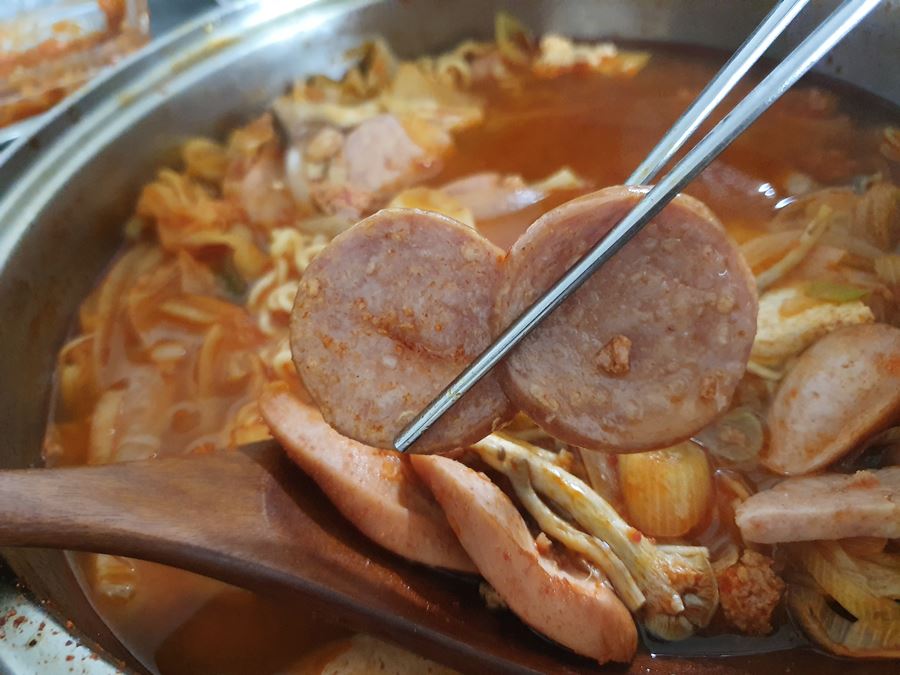햄이-가득-들어간-부대찌개