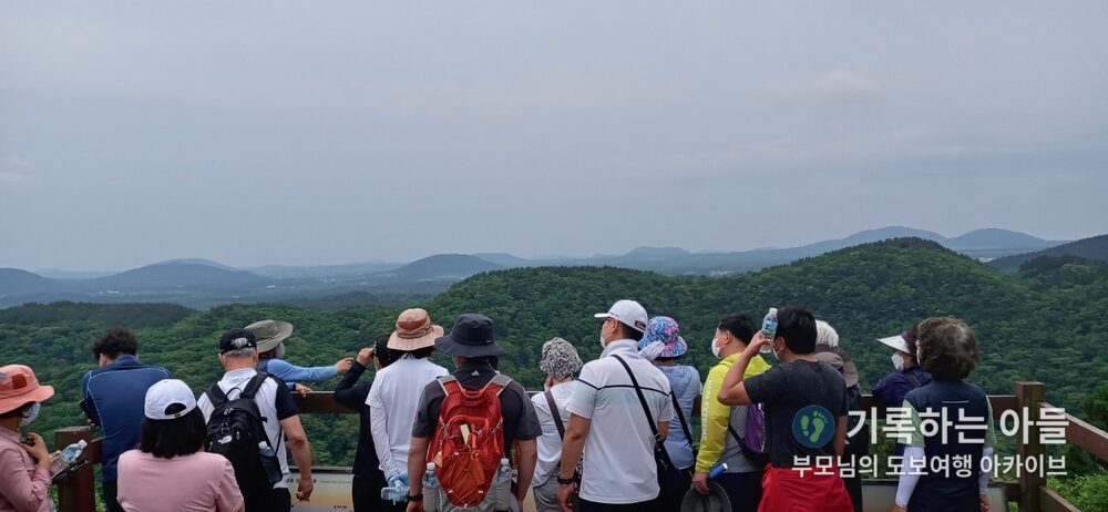 거문오름 전망대 방문객들
