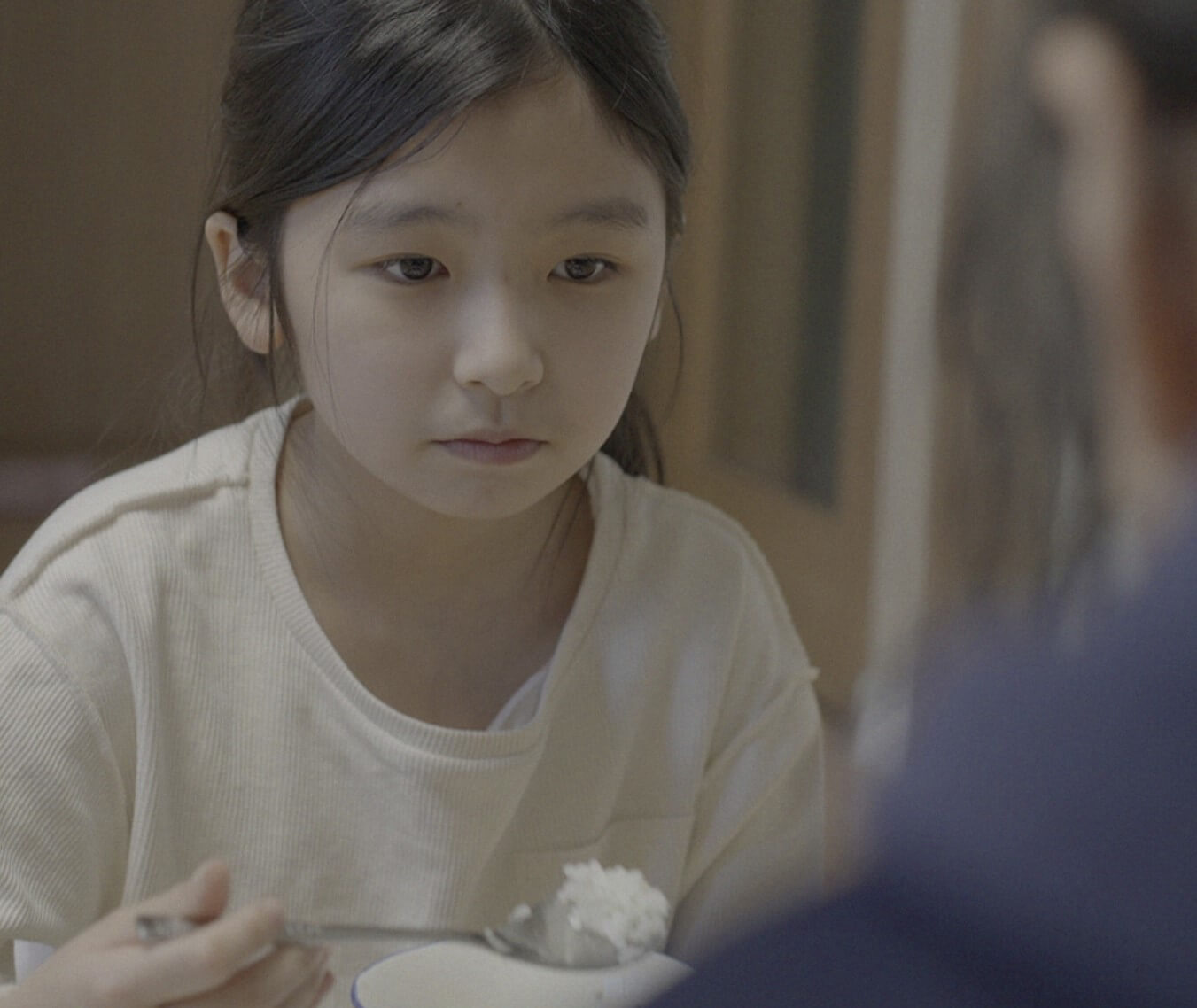 엄마를 바라보는 연수