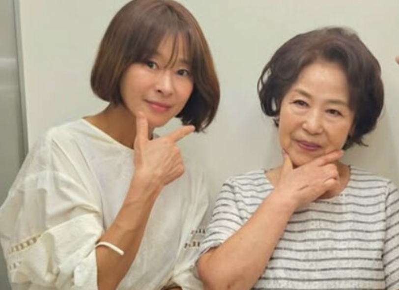 나이가 믿기지 않는 모습의 예지원과 초동안 어머니 모습