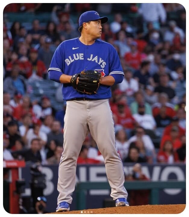 류현진 선수가 글러브를 끼고 마운드에 선 모습